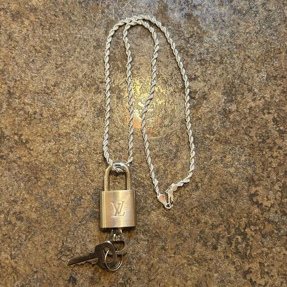 (Rare) Louis Vuitton #323 Lock and Key Silver with 925 Silver Chain 20” - Picture 11 of 11